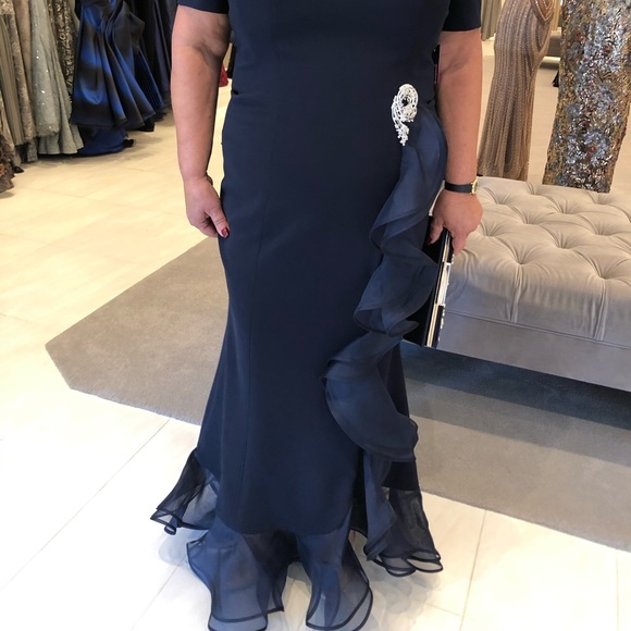 Absolutely beautiful navy blue gown. Used once mother of the groom gown - Picture 3 of 7